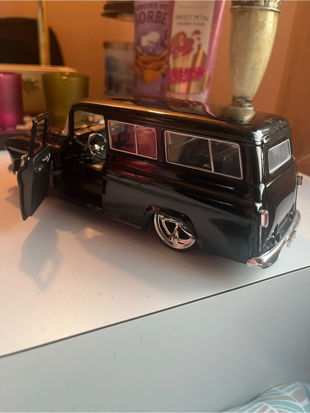 Jada Toys 1957 Chevrolet Suburban black truck
